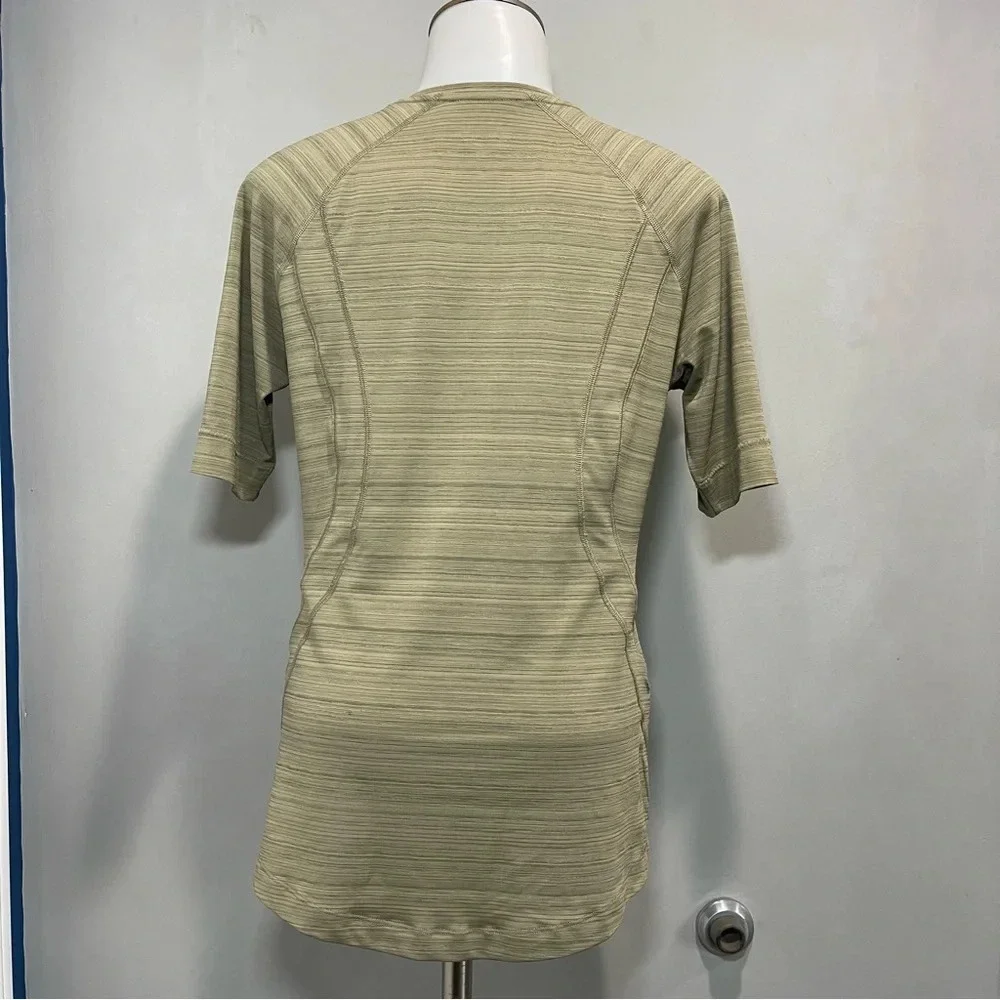 Athleta Pacifica Illume Fitted Olive Half Zip
UPF 50+ Short Sleeve Rashguard - Picture 4 of 10